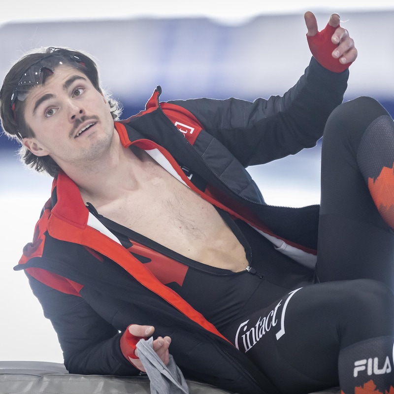 Un patineur de vitesse s'étend sur un matelas après sa course.